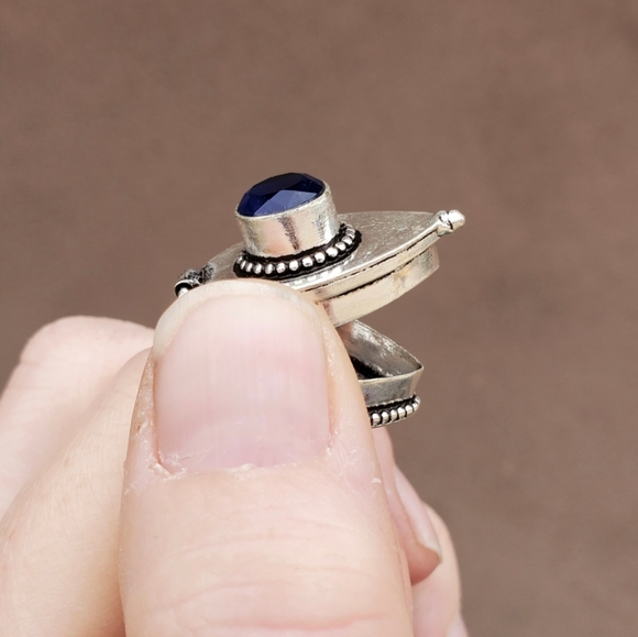 New Blue Sapphire 925 Silver Poison Ring. - Picture 13 of 15